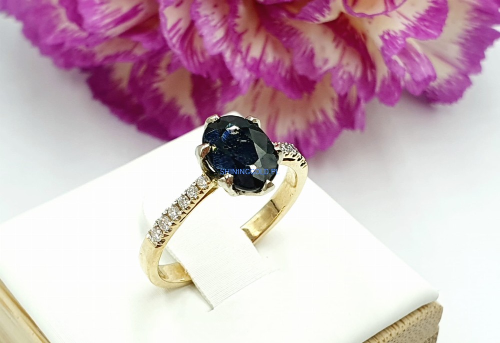 Złoty pierścionek z Szafirem i Diamentami (1010.WS)