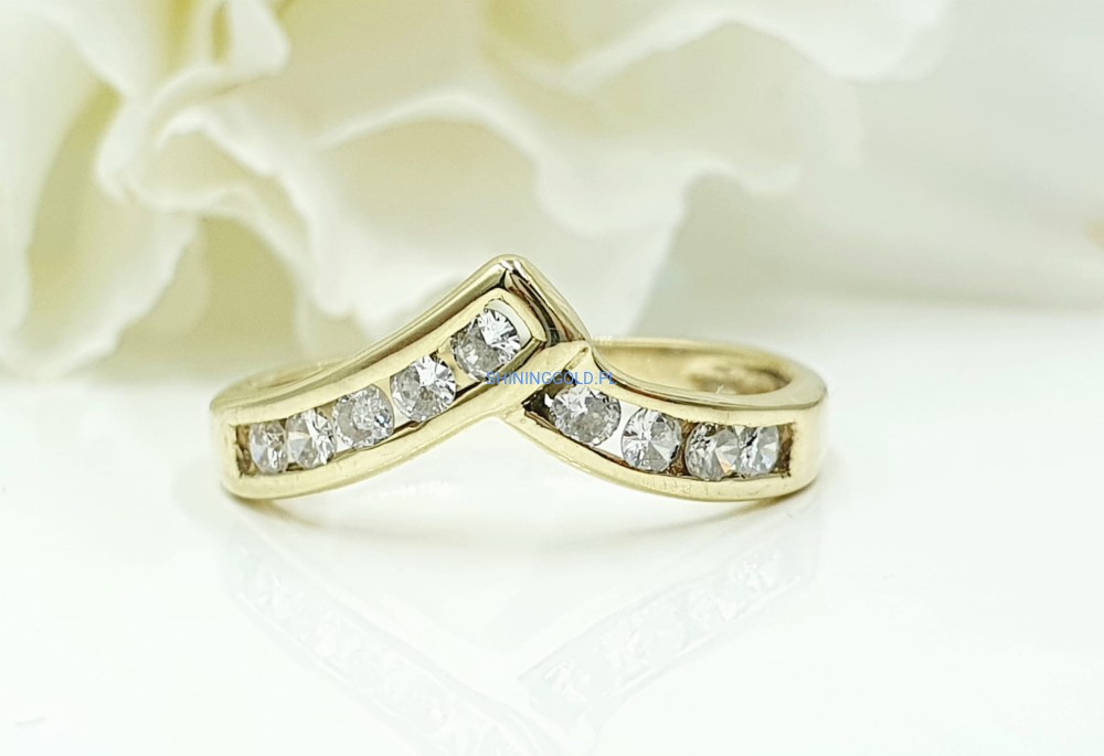 Złoty pierścionek z diamentami (052.P)