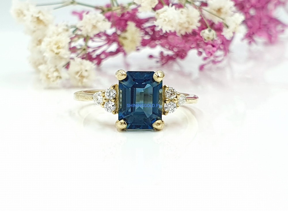 Złoty pierścionek z Topazem London Blue i Diamentami(1001.WS)