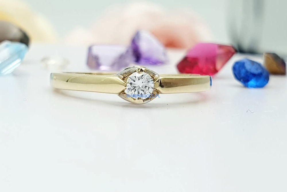 Złoty pierścionek z diamentem (1004.WS)