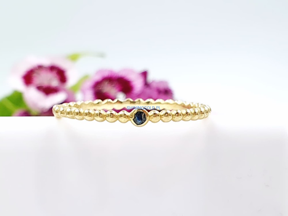 Złoty, nowy pierścionek z kuleczkami i Szafirem (001.P)