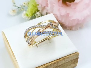 Złoty, nowy pierścionek dwukolorowy przeplatany