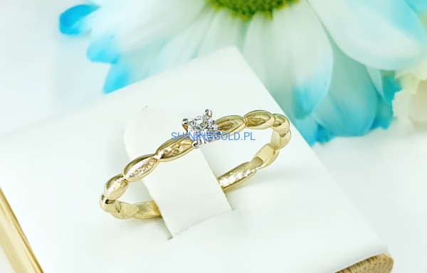 Złoty, nowy pierścionek z cyrkonią