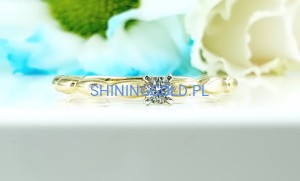 Złoty, nowy pierścionek z cyrkonią