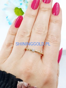 Złoty, nowy pierścionek z cyrkonią
