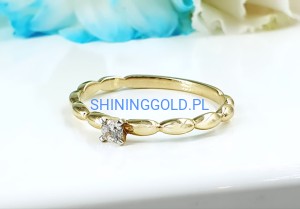 Złoty, nowy pierścionek z cyrkonią
