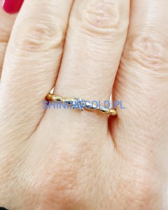 Złoty, nowy pierścionek z cyrkonią