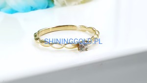 Złoty, nowy pierścionek z cyrkonią