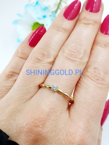 Złoty, nowy pierścionek z cyrkonią