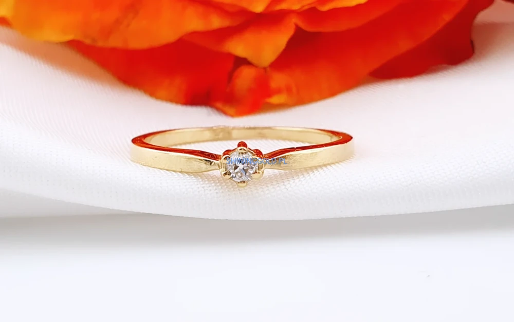 Złoty pierścionek z diamentem  (1056ws)