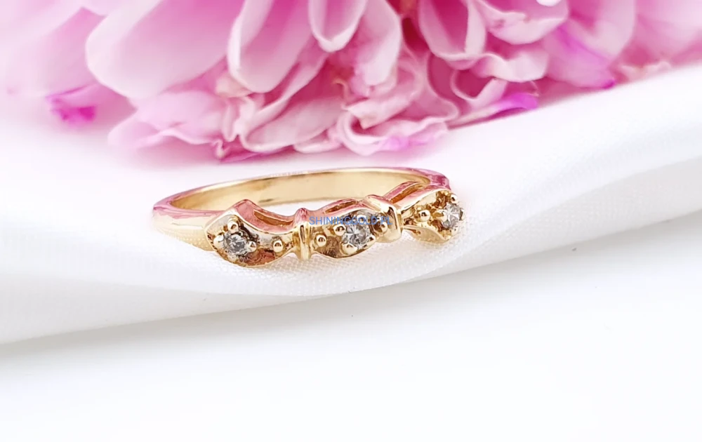 Złoty pierścionek z diamentami  (1071ws)