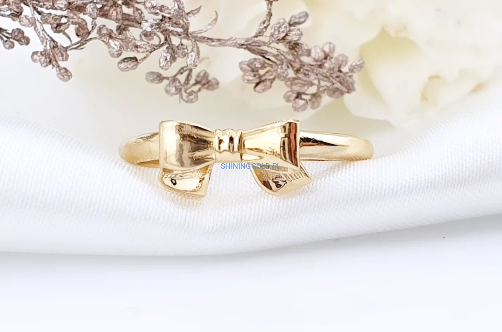 Złoty pierścionek 585 z kokardką (070P)