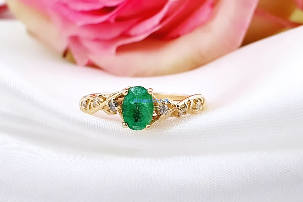 Złoty pierścionek 585 z naturalnym szmaragdem i diamentami (1012WS)