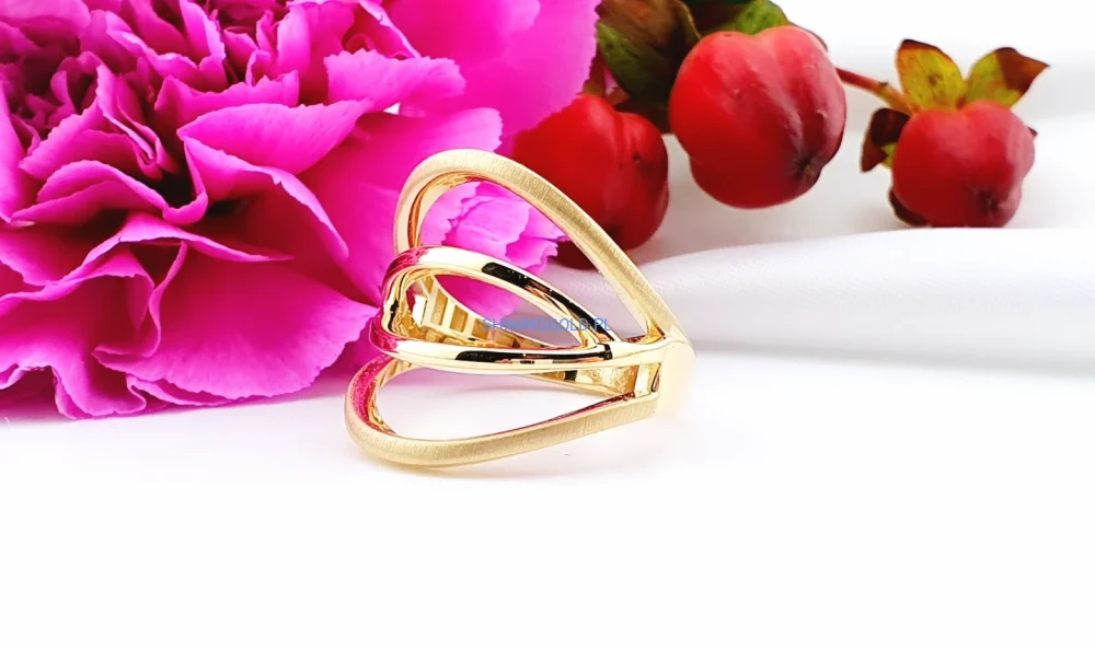 Złoty, nowy pierścionek – nowoczesny, ażurowy  (023A)