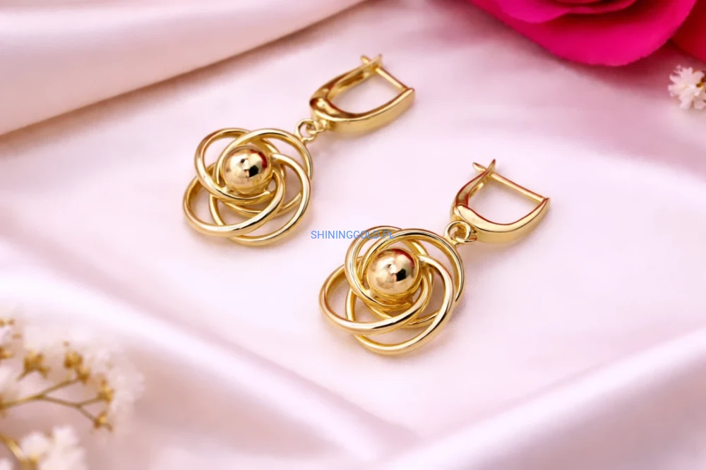 Złote kolczyki – wiszące z kulką i geometryczną formą (750A)