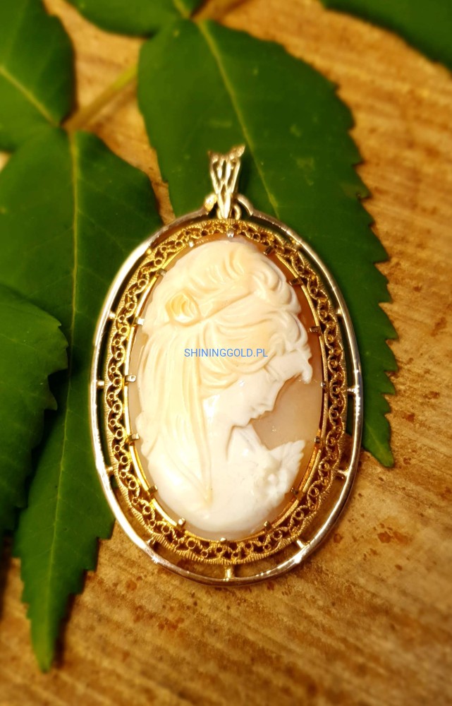 Złota zawieszka Kamea (311.P)