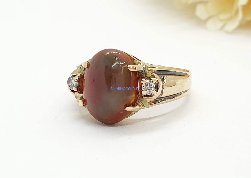 Złoty pierścionek z opalem i diamentami (1014.P)