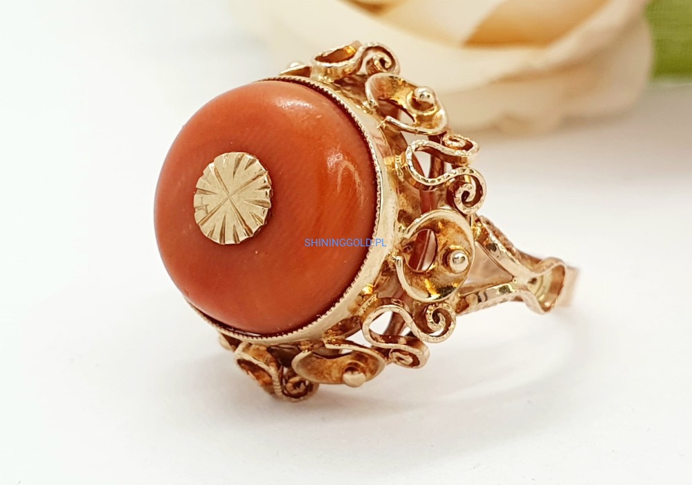 Złoty pierścionek z koralem (062.P)