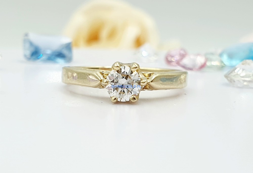 Złoty pierścionek z diamentem (1019)