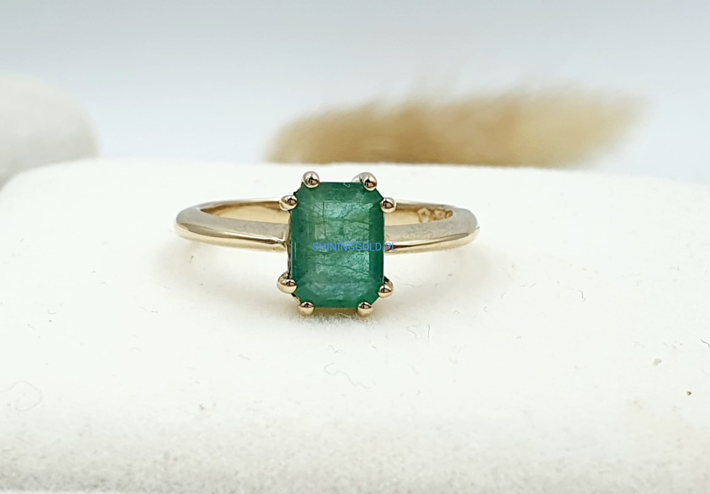 Złoty pierścionek ze Szmaragdem (111.AP)