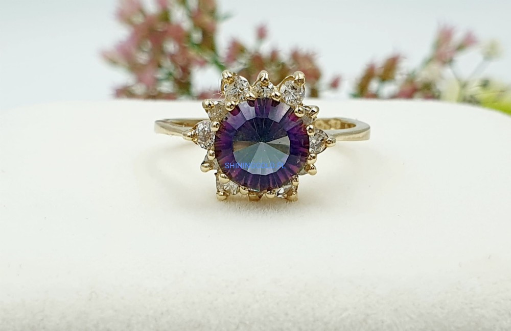 Złoty pierścionek z diamentami (054.A)