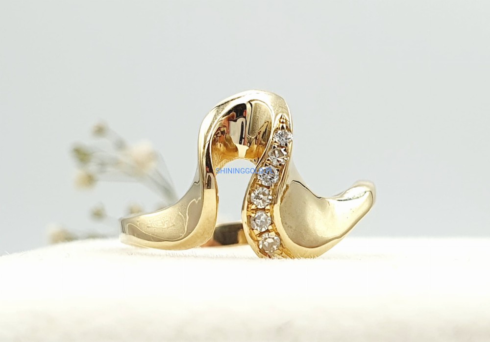 Złoty pierścionek z diamentami (1034.P)